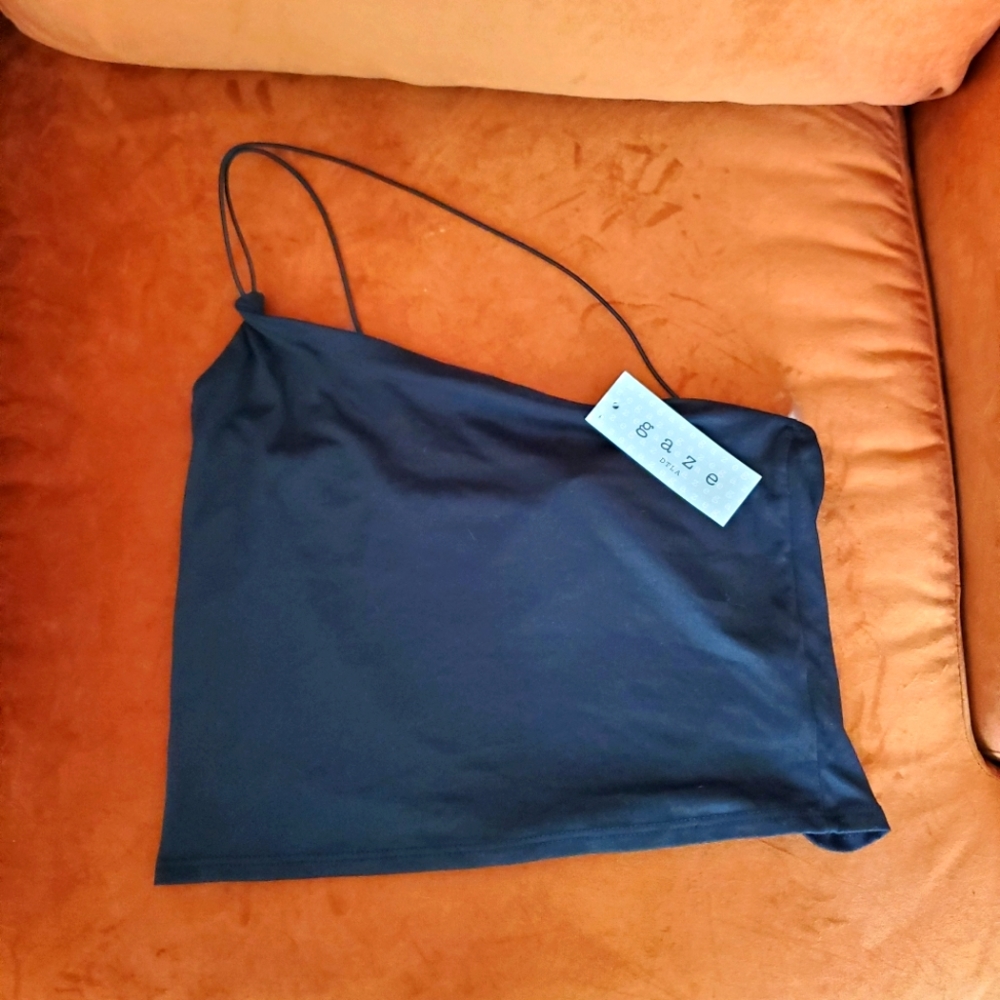 Gaze One Shoulder Strap Crop Top in Black Size Large